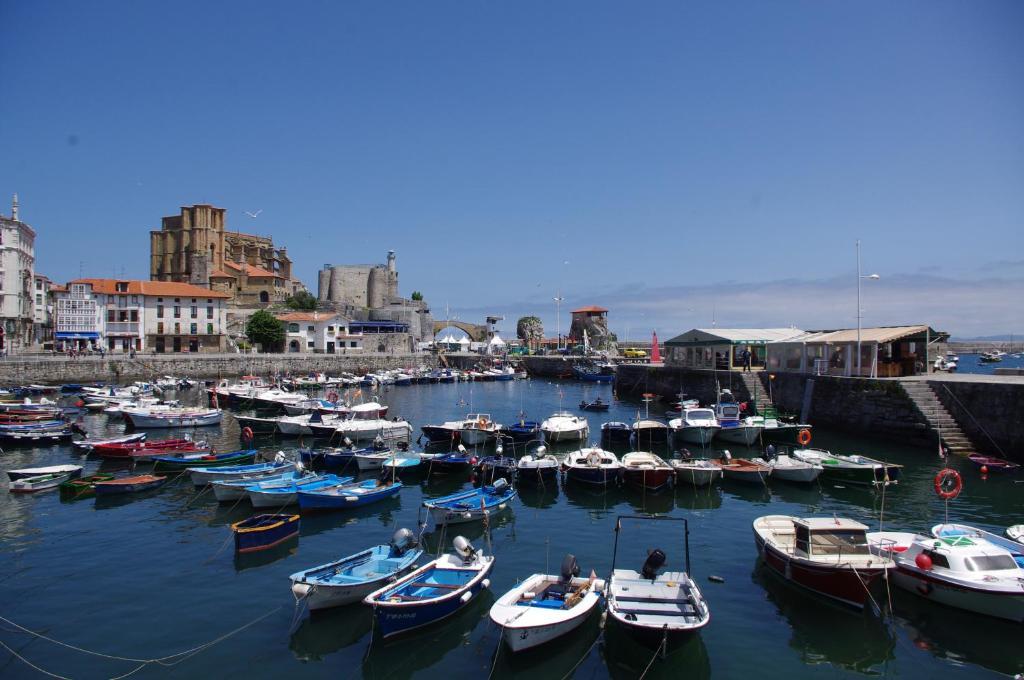 Pension "La Marina" Castro Urdiales Exteriör bild